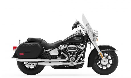 Harley Davidson® Heritage Classic Vivid Black (Chrome Finish w/ Cast Wheels) 2022