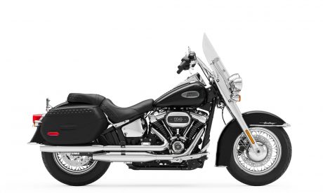 Harley Davidson® Heritage Classic Vivid Black (Chrome Finish w/ Laced Wheels) 2022